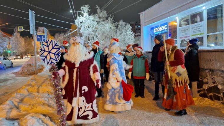 В Апатитах прошёл фотопарад главных сказочных зимних героев (+ВИДЕО)