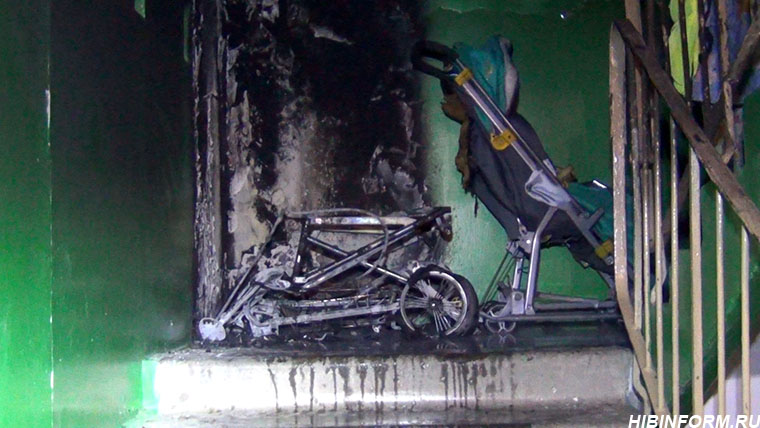 Сгоревшая детская коляска обеспечила угар всему подъезду