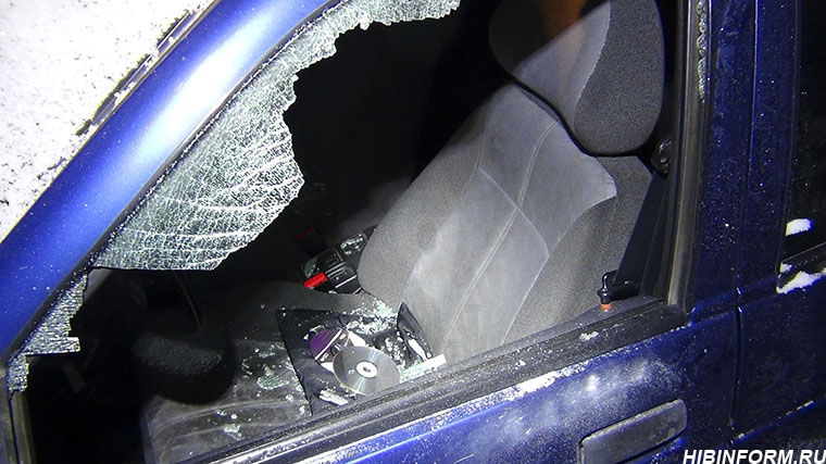 Апатитские полицейские задержали группу подростков, вскрывавших машины