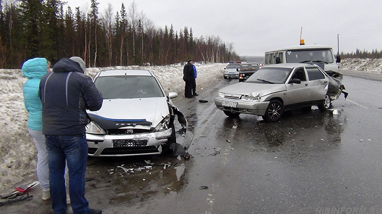 На дороге Апатиты — Кировск столкнулись три автомобиля
