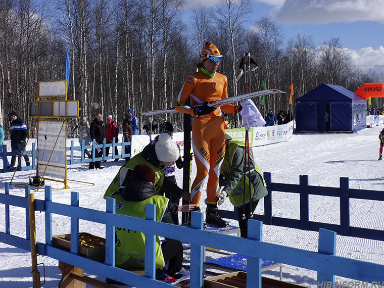 Лыжников на гонке памяти Беляева согревало солнце и поддержка зрителей
