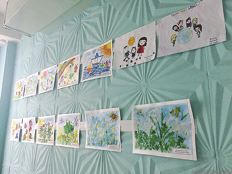 Шестимесячный младенец стал автором рисунка в детской поликлинике Апатитов
