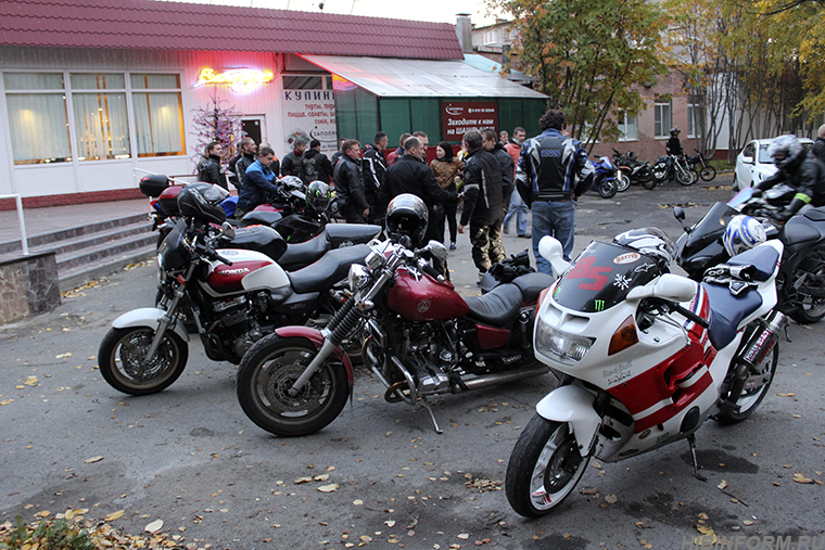 В Апатитах память погибших мотоциклистов почтили мотопробегом