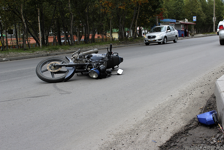 В Апатитах на улице Бредова сбили мотоциклиста
