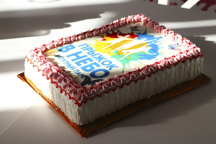 Три торта и мешок подарков: батутный парк «Прыжок в небо» отметил день рождения