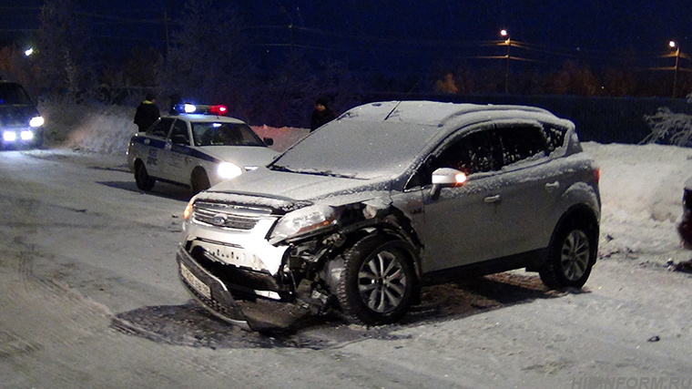 В Апатитах на промпрощадке столкнулись Ford и Mazda, водитель "Мазды" получил травмы