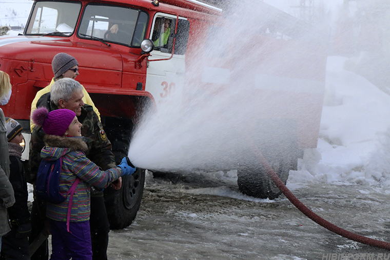 Дети расправились с учебным пожаром в кировском МВЦ